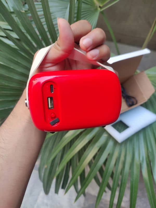 Rechargeable portable speaker Bluetooth with box and charging cable 3