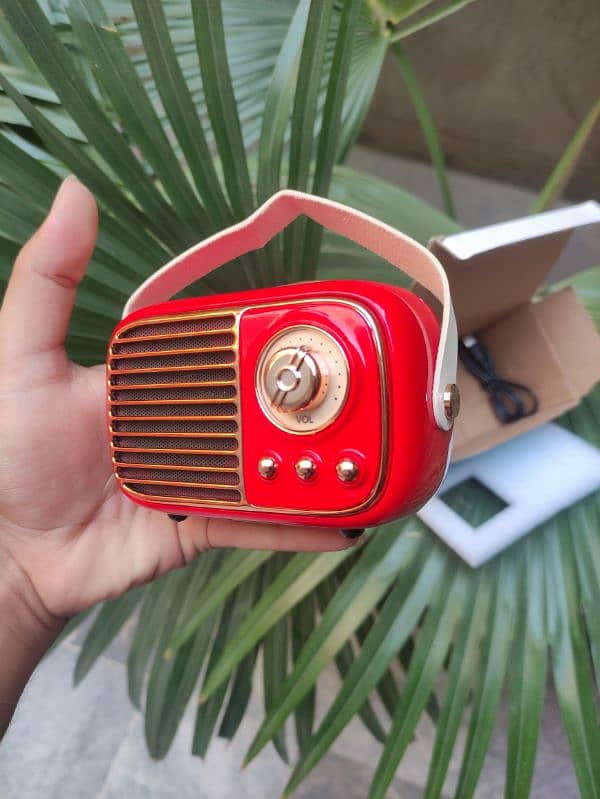 Rechargeable portable speaker Bluetooth with box and charging cable 4