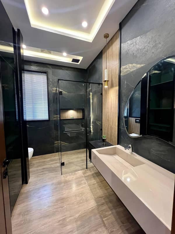 One Kanal Luxurious Bungalow Walking Distance From Carrefour Mall & Mcds Top Location 2