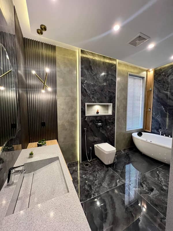 One Kanal Luxurious Bungalow Walking Distance From Carrefour Mall & Mcds Top Location 4