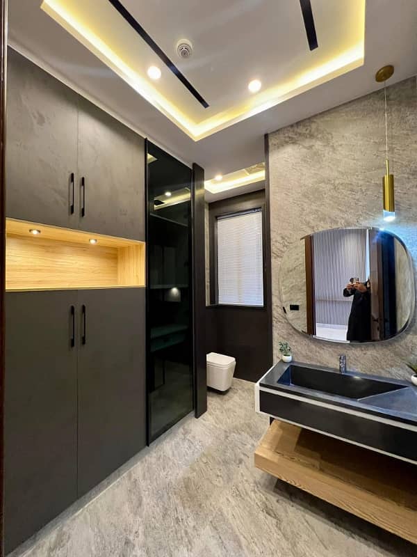 One Kanal Luxurious Bungalow Walking Distance From Carrefour Mall & Mcds Top Location 5