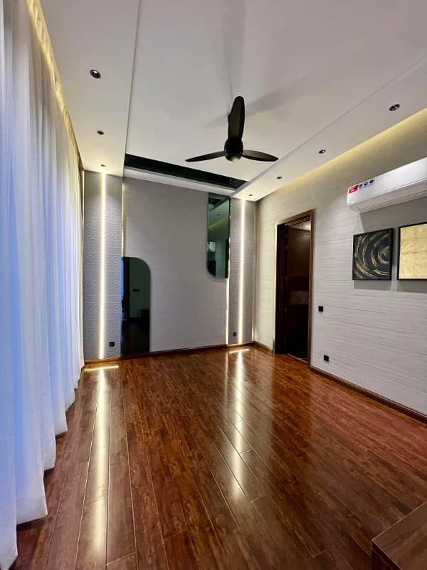One Kanal Luxurious Bungalow Walking Distance From Carrefour Mall & Mcds Top Location 10