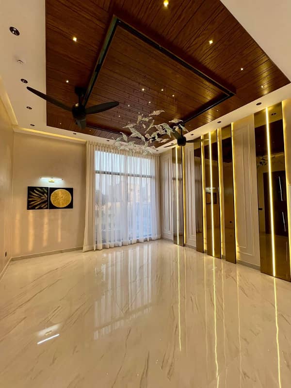 One Kanal Luxurious Bungalow Walking Distance From Carrefour Mall & Mcds Top Location 11