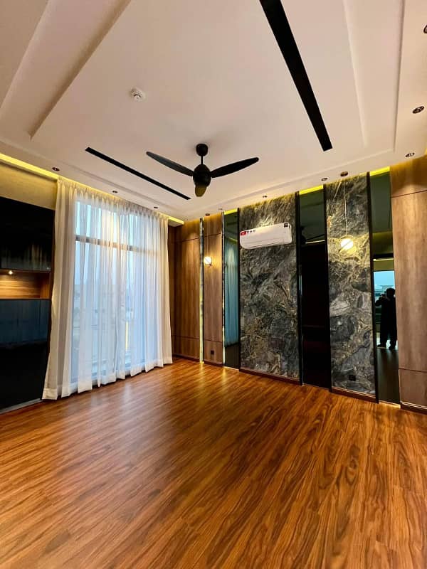 One Kanal Luxurious Bungalow Walking Distance From Carrefour Mall & Mcds Top Location 13