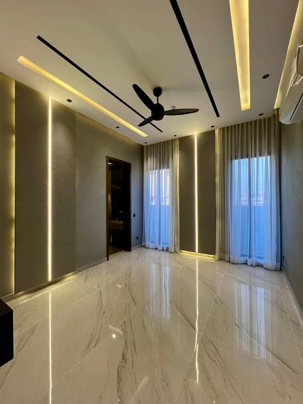 One Kanal Luxurious Bungalow Walking Distance From Carrefour Mall & Mcds Top Location 14