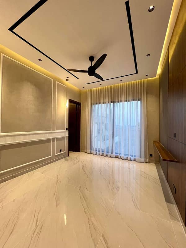 One Kanal Luxurious Bungalow Walking Distance From Carrefour Mall & Mcds Top Location 16