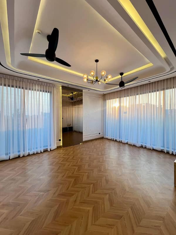 One Kanal Luxurious Bungalow Walking Distance From Carrefour Mall & Mcds Top Location 17