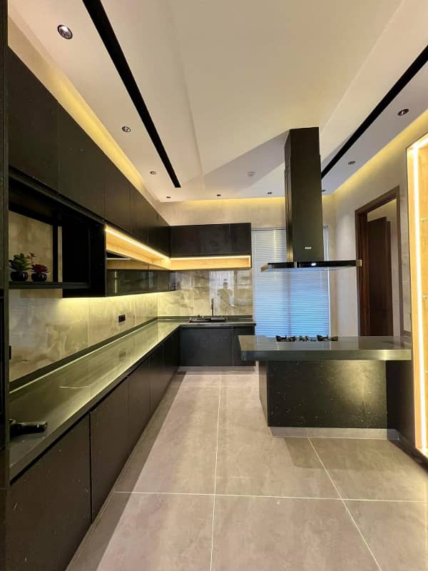 One Kanal Luxurious Bungalow Walking Distance From Carrefour Mall & Mcds Top Location 18