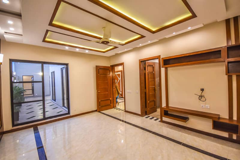 One Kanal Gorgeous Bungalow Situated At Most Prime Location Direct Approach 12