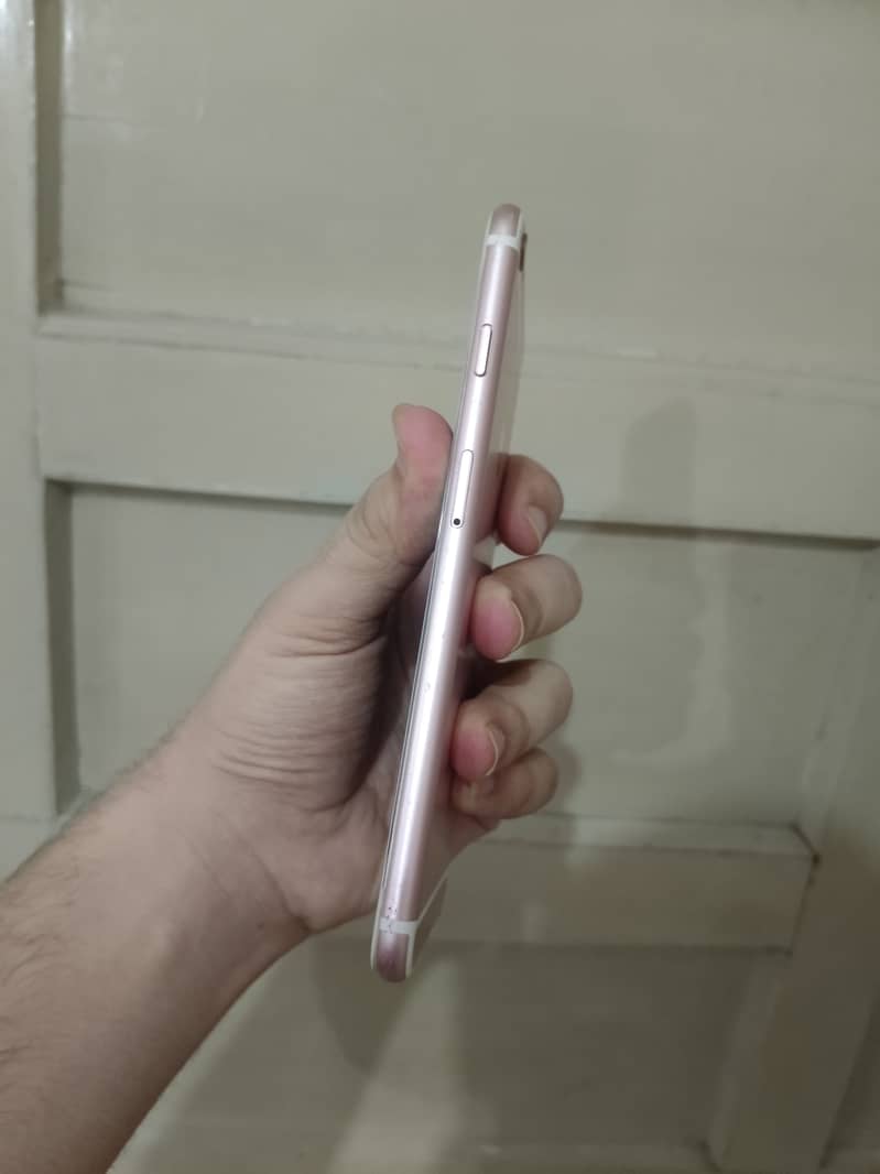 Apple iPhone 6s Plus With Box & Charger 1