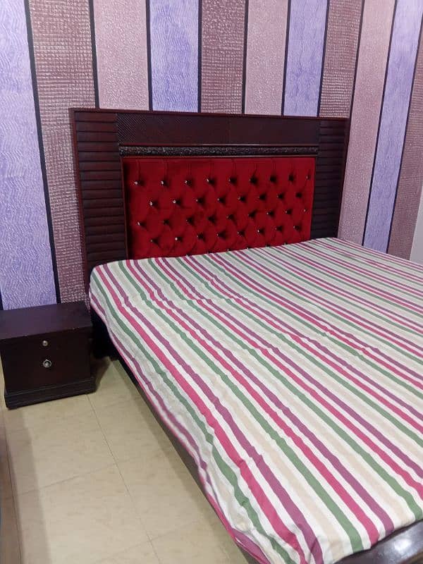 Black wooden King size bed for sale 0