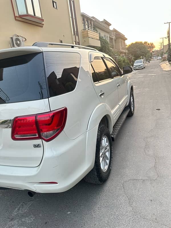 Toyota Fortuner V 2013 1