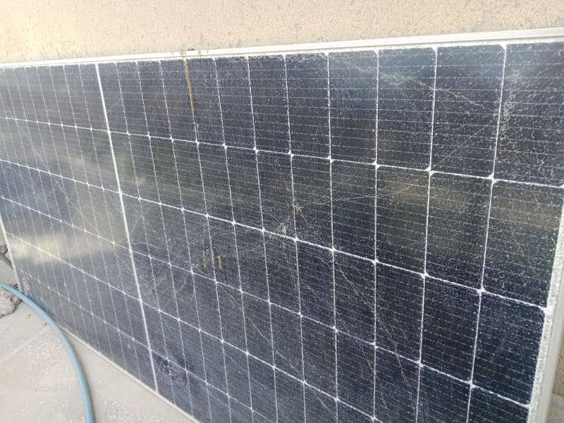 Broken Solor panal 585 watt 3