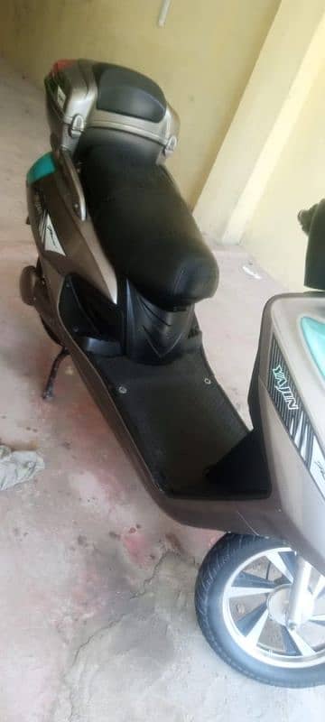 Electric Scooty with brand new battery 4