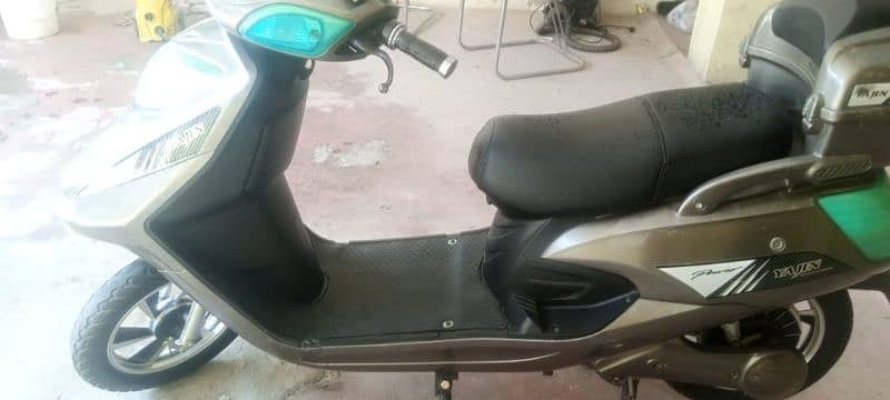 Electric Scooty with brand new battery 6