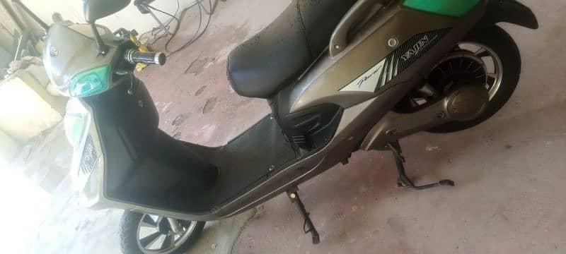 Electric Scooty with brand new battery 8