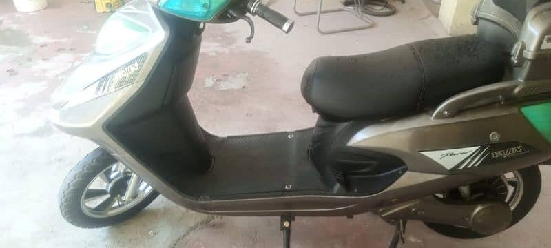 Electric Scooty with brand new battery 9