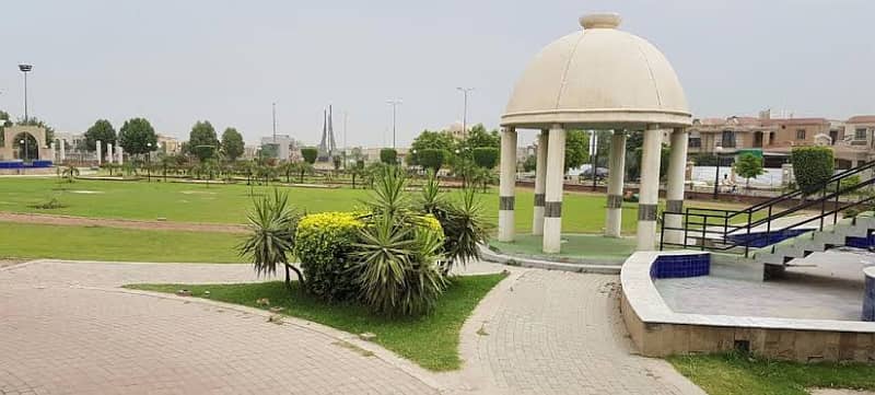 AWT 10 MARLA FACING PARK PLOT FOR SALE VERY REASONABLE PRICE 0