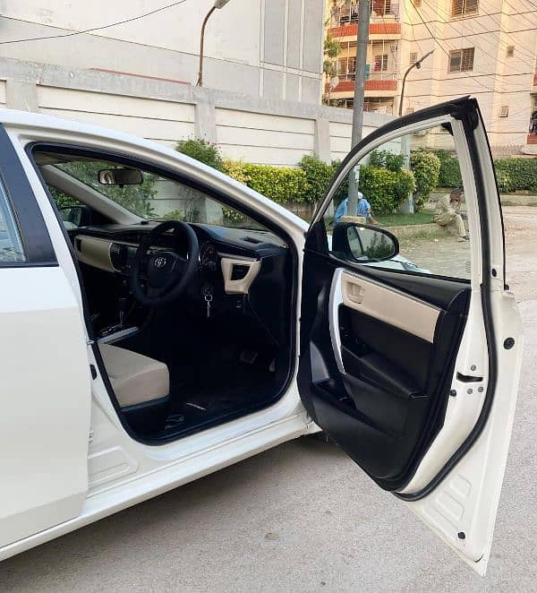 Toyota Corolla GLI 2017,automatic white 5
