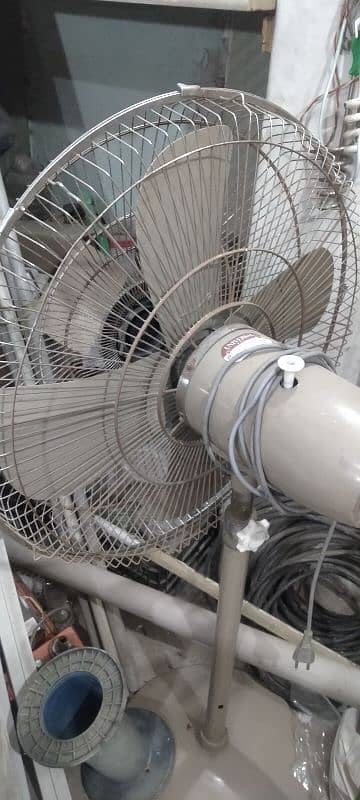 Urgent sale table fan 0