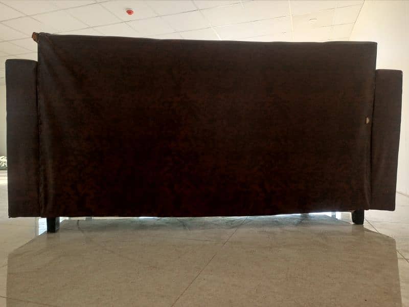 3 seater Sofa. Sofa theek ha bilkul sirf raksin kharab ha 2