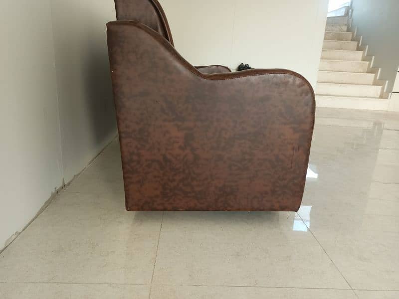 3 seater Sofa. Sofa theek ha bilkul sirf raksin kharab ha 3