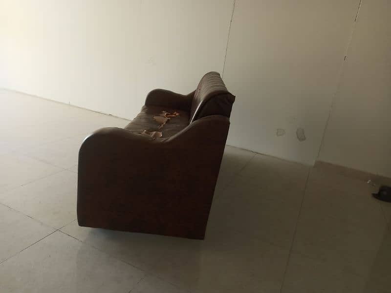 3 seater Sofa. Sofa theek ha bilkul sirf raksin kharab ha 4