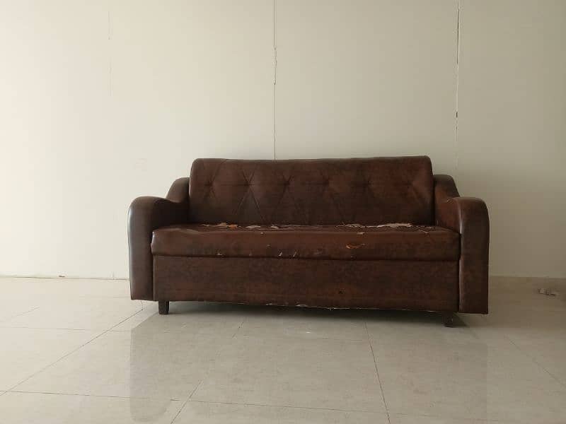 3 seater Sofa. Sofa theek ha bilkul sirf raksin kharab ha 5