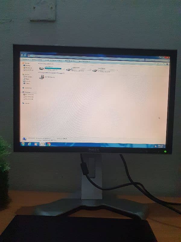 Dell 19 Inch LCD Monitor With Hydraulic Stand - 4 Way Movement 2