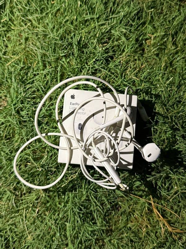 Apple Orignal  Earphones 1