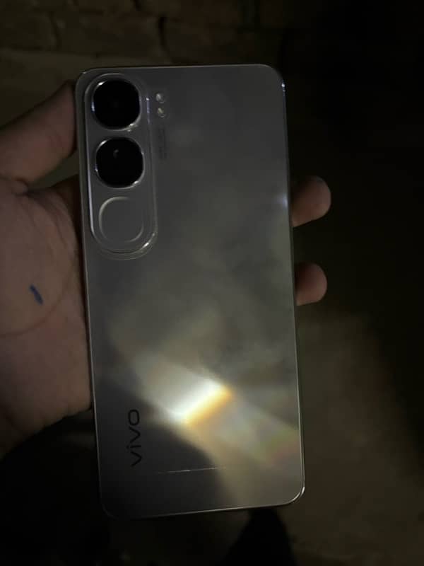 I am selling vivo Y200 brand new 6