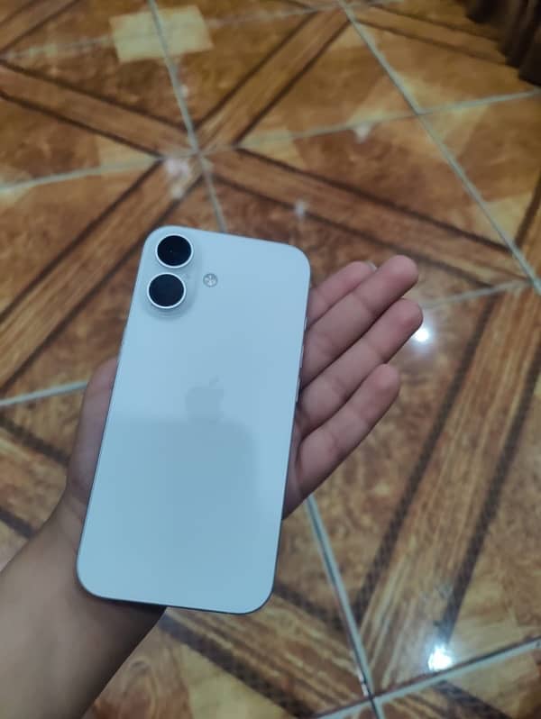 I am selling iPhone 16 10 by 10 100 health 128 gb  jv 0