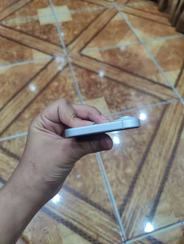 I am selling iPhone 16 10 by 10 100 health 128 gb  jv 2