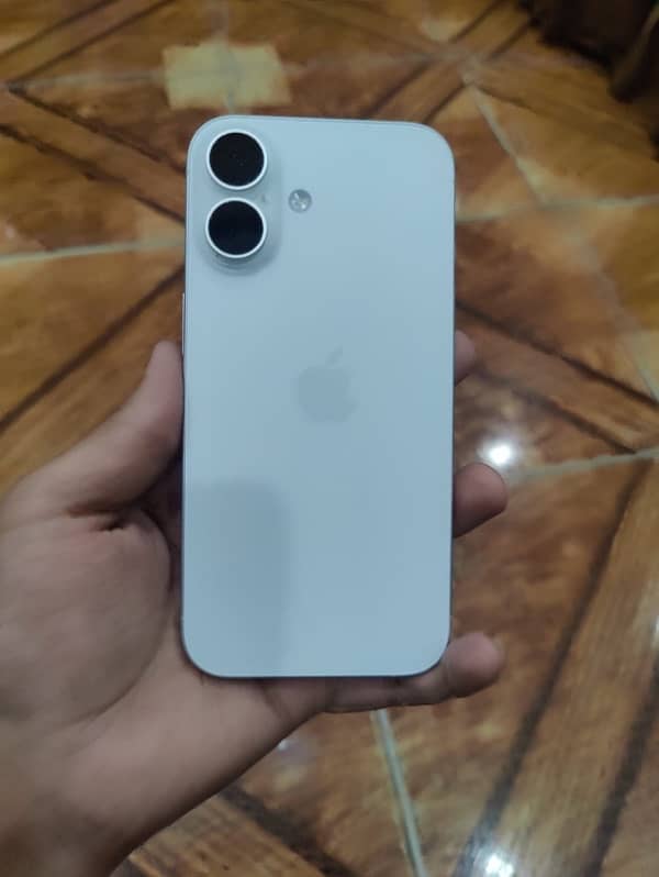 I am selling iPhone 16 10 by 10 100 health 128 gb  jv 3