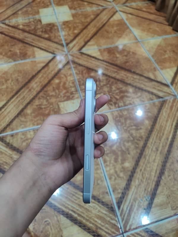 I am selling iPhone 16 10 by 10 100 health 128 gb  jv 4