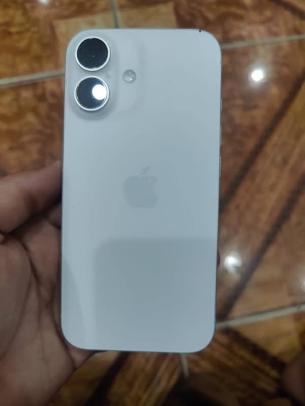 I am selling iPhone 16 10 by 10 100 health 128 gb  jv 7