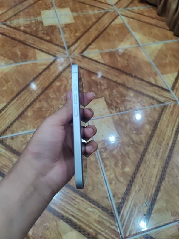 I am selling iPhone 16 10 by 10 100 health 128 gb  jv 8