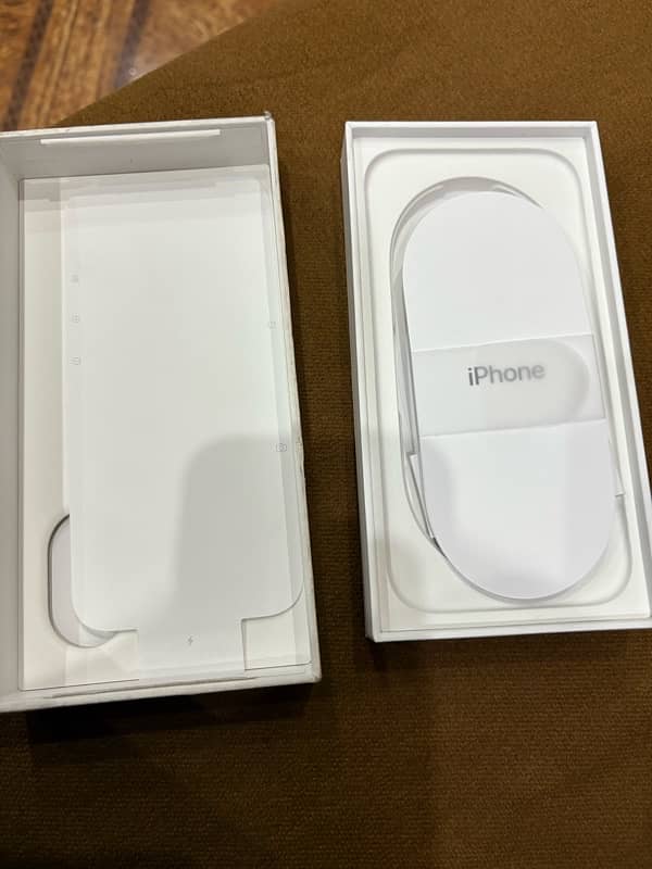 I am selling iPhone 16 10 by 10 100 health 128 gb  jv 10