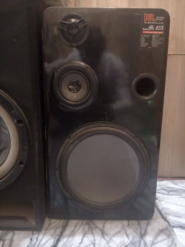 Floor shaking bass and  excellent sound system for urgent sale . 0