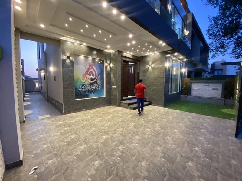 10 Marla Modern Facing Park House available For Sale in Block C! 4
