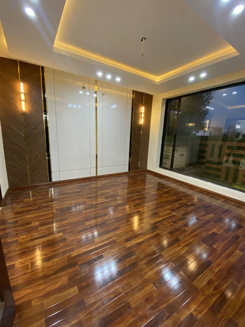 10 Marla Modern Facing Park House available For Sale in Block C! 10