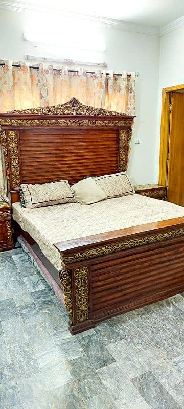 wooden bed 0