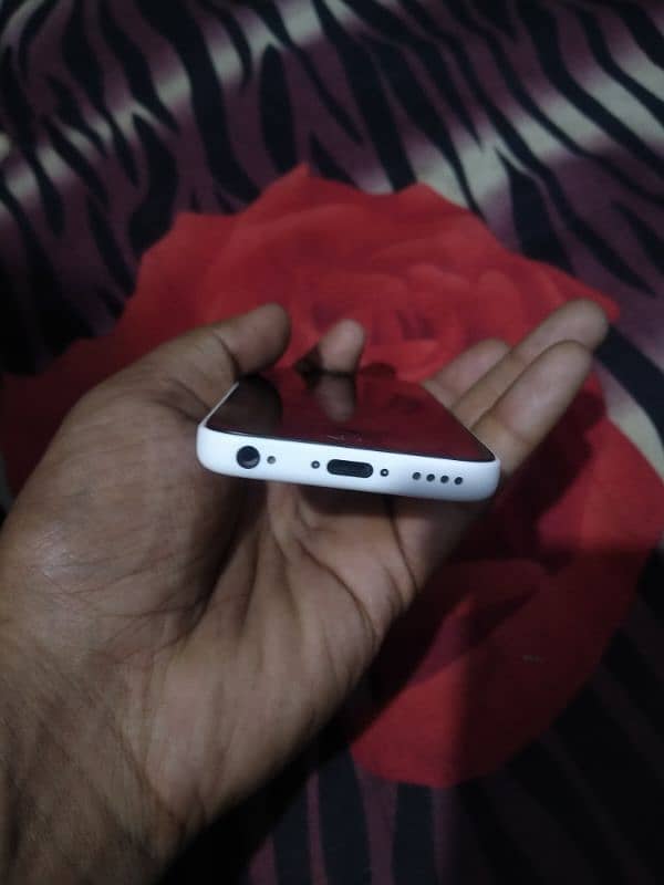 i phone 5c version 11 . . . . 03234645877 5