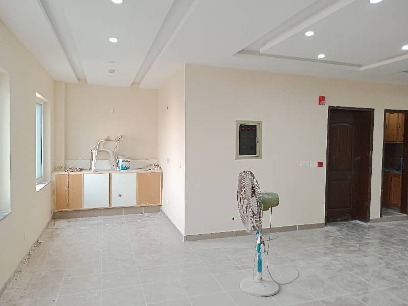 08 MARLA OFFICE BRAND NEW FIRST FLOOR WITH ELEVATOR 14