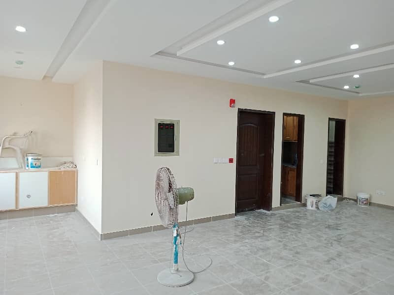 08 MARLA OFFICE BRAND NEW FIRST FLOOR WITH ELEVATOR 35