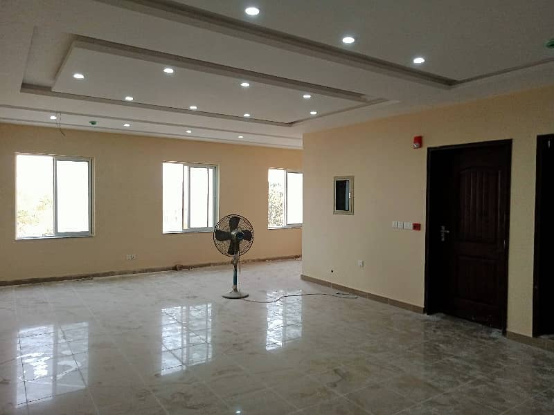 08 MARLA OFFICE BRAND NEW FIRST FLOOR WITH ELEVATOR 38