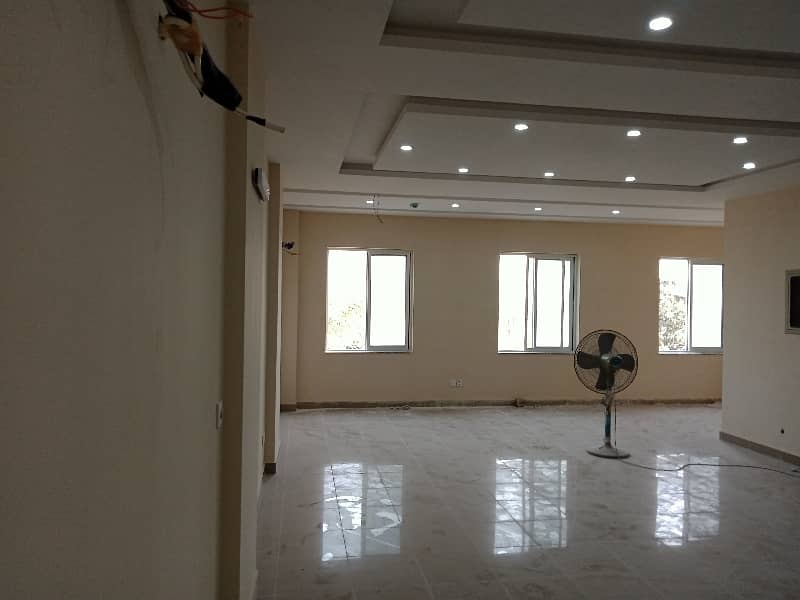 08 MARLA OFFICE BRAND NEW FIRST FLOOR WITH ELEVATOR 40