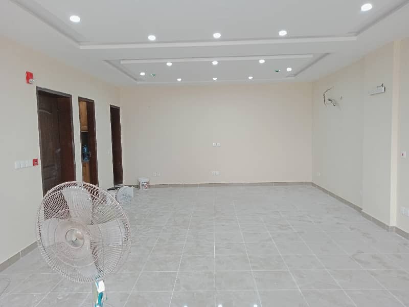 08 MARLA OFFICE BRAND NEW FIRST FLOOR WITH ELEVATOR 41