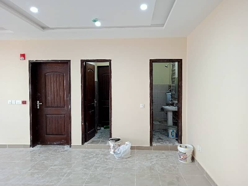 08 MARLA OFFICE BRAND NEW FIRST FLOOR WITH ELEVATOR 43