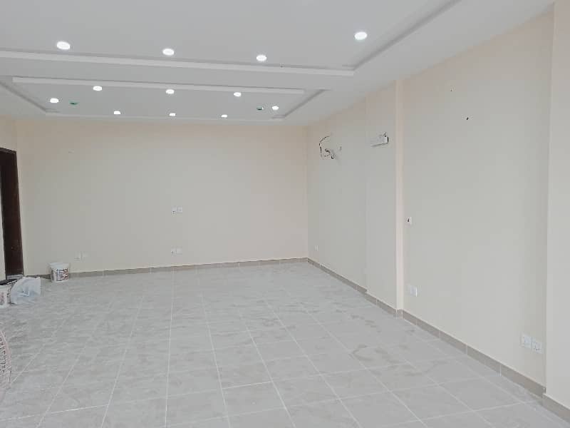 08 MARLA OFFICE BRAND NEW FIRST FLOOR WITH ELEVATOR 48